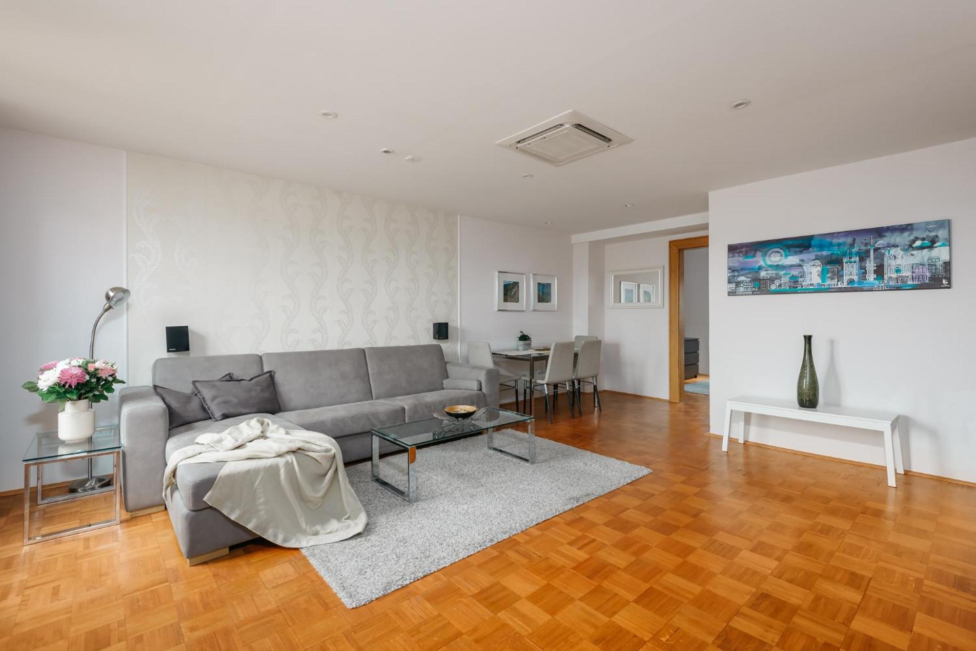 Roy 2Br Apt With Prague Castle View, Parking & Ac By Easybnb Premium