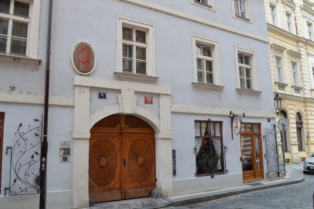 U Cervene Zidle - Red Chair Hotel