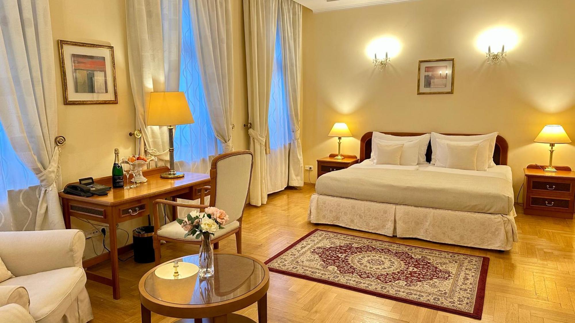Fleur De Lis Hotel